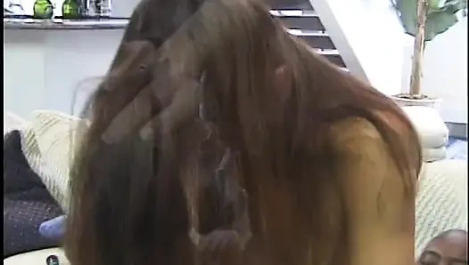 Bacaklı bir fincan esmer hatun zenci adamın büyük yarağına biniyor kovboy kız tarzı