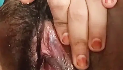 Hintli üniversiteli genç kız mastürbasyon yapıyor