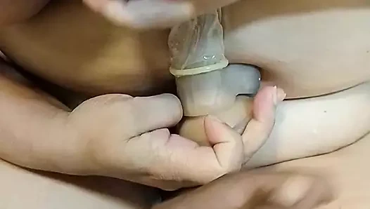 Ekstra büyük doğal memeli şişman kaltak dildoyla sikişiyor