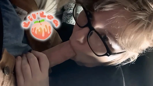 Liseli genç kız büyük yarak emiyor