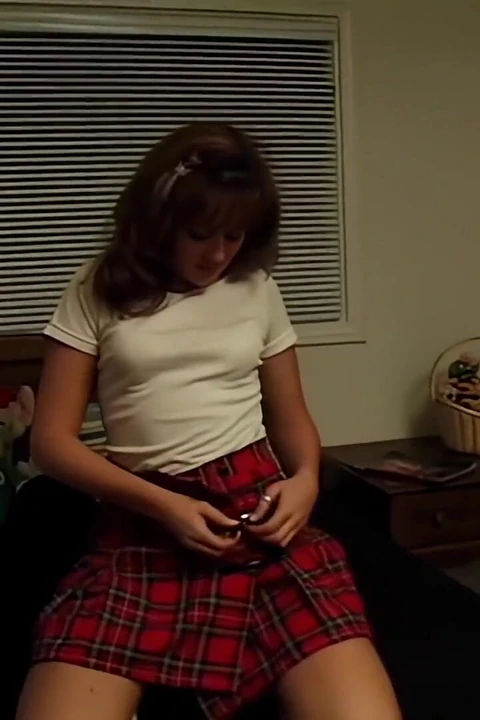 Klitorisinde piercing olan genç kız büyük bir penis tarafından sert sikilir