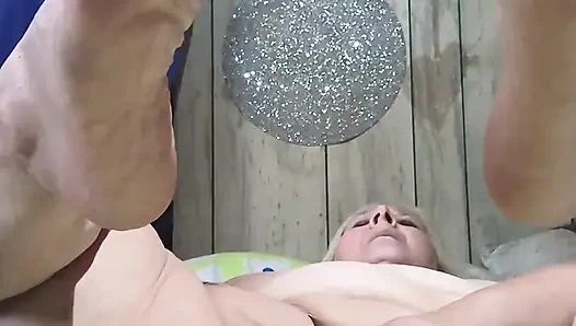 Ноги широко раздвинуты, что дилдо заходит внутрь