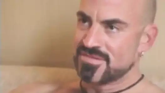 Azgın ayı mastürbasyon yaparken eline boşalıyor