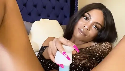 Zenci tanrıça bnwo goon azdırıyor: iç çamaşırlı kenardan siyaha üstünlük (5 dakikalık dildo ibadeti)