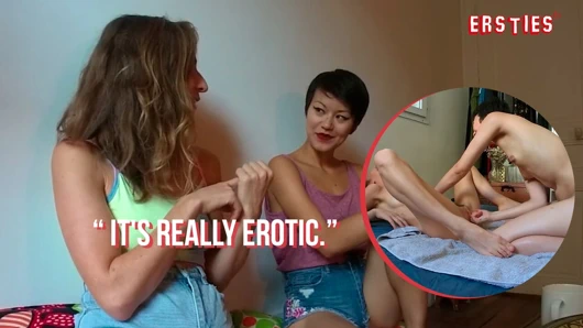 Ersties - Yumi'nin elleri June'un kıllı amına masaj yapıyor