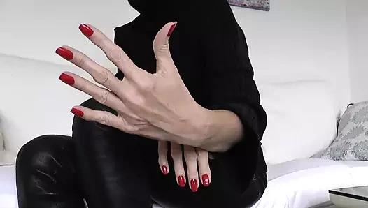 Lady Victoria Valente - Noel kırmızı tırnakları