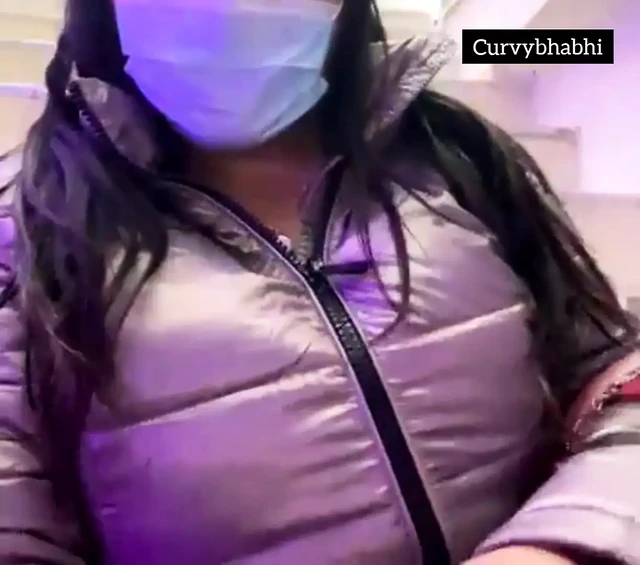 Hintli kadın halka açık yerde göğüslerini ceketinde gösteriyor