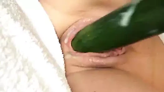 Olgun mastürbasyon ile bir salatalık