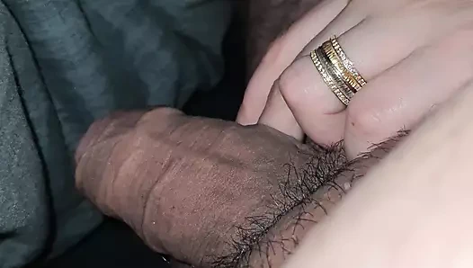 Üvey anne üvey oğlunun yarağını sıvazlıyor, çünkü onun yarağını seviyor