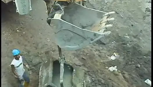 Beyaz stilettos ve iç çamaşırlı kız külotunu yalamalı