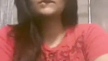 Hint kız arkadaşı ortaya onu göğüsler