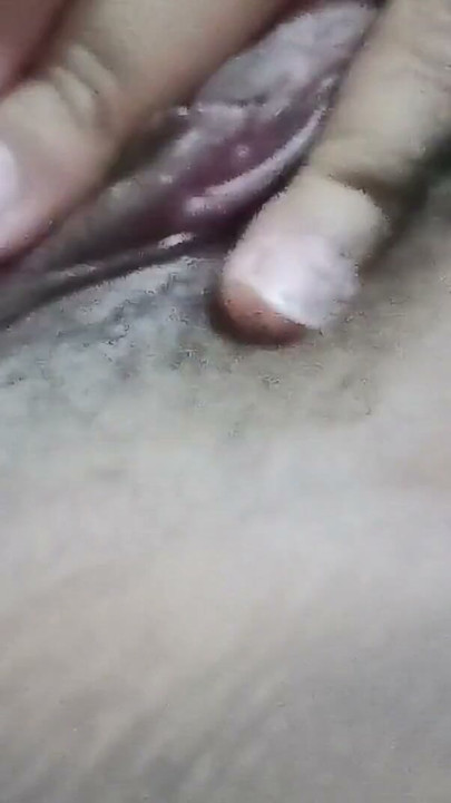 Karımın kız kardeşi bana her şeyi webcam'den gösteriyor. bana göğüslerini kıllı amını ve büyük kıçını tanga gösteriyor | Klip 1