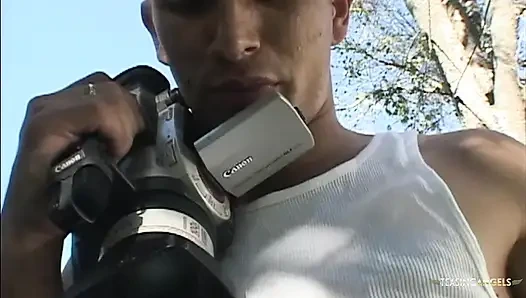 Hailey mastürbasyon yapmayı ve götten sikilmeyi seven sevimli bir esmerdir.