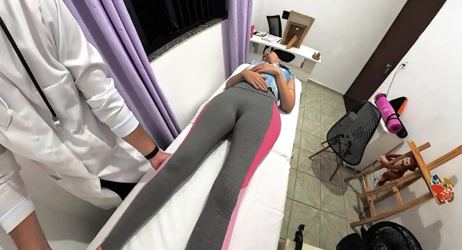 Ortopedik doktor hastanın kıyafetlerini çıkarıyor ve yüzüne boşalıyor