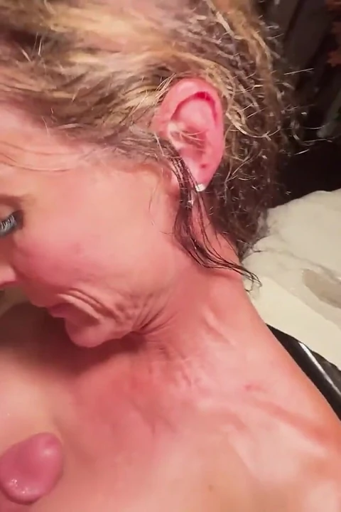 Azgın Sofie Marie ateşli orta yaşlı seksi kadınlarını vahşi grup seks ziyafeti için davet ediyor