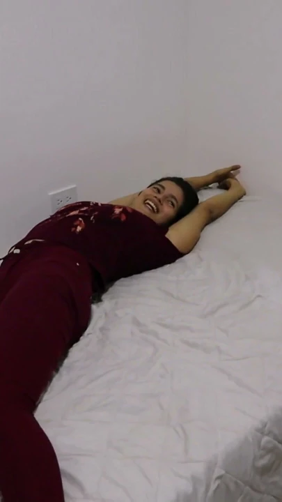 Bir gün bir porno yapım şirketinde, karşı koyamıyorlar ve sonunda sikişiyorlar | Klip 1