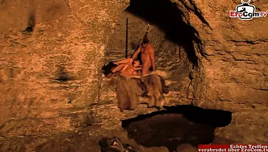 Mükemmel sürtük ile doğal memeler sikikleri içinde bir anal üçlü roleplay