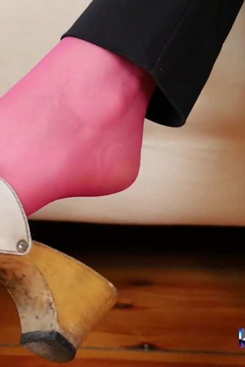 Pembe taytlarla duyusal sallanma ve ayakkabı oyunu - loafer ve takanlıklar