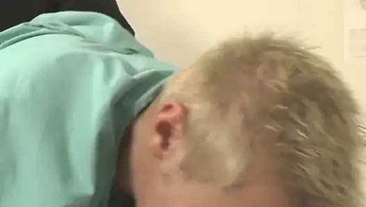 sarışın twink verir yarım yamalak oral seks önce korkuluk onun göt