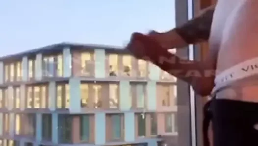 Cam kapıya ateş eden ts