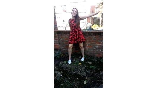 Arabalar arkamdan giderken halka açık işeme işiyor