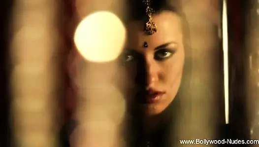 Deva Dassi'nin şehvetli göbek dansı