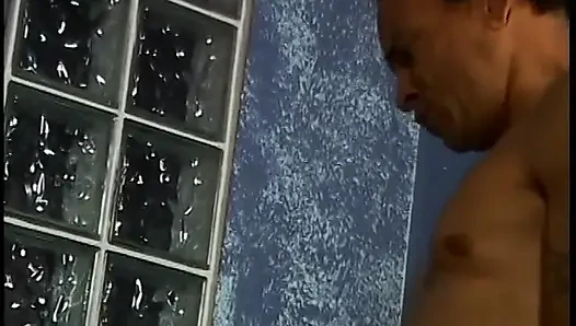 Yaşlı adam ve takma yaraklı piliç dövmeli sürtükle üçlü seks yapıyor