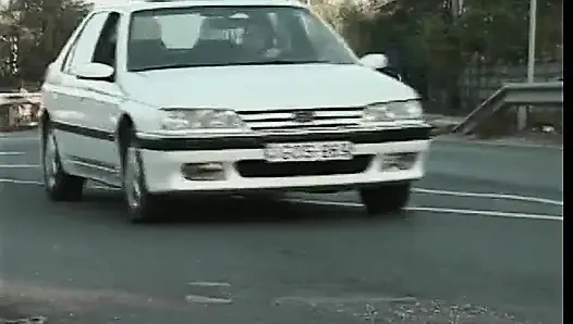 Azgın adam sakso çektikten sonra seksi sarışını kanepede sert sikiyor