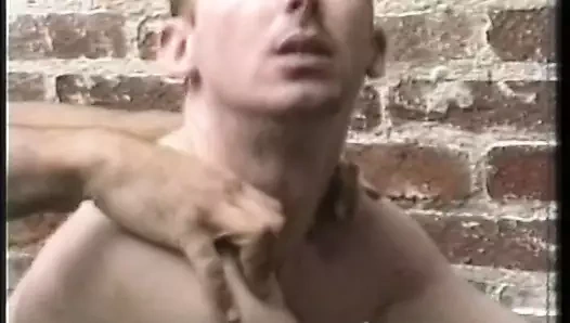 Dostum erkeksi damızlık sert aletini dizlerinin üzerinde sikişmeden önce berbat