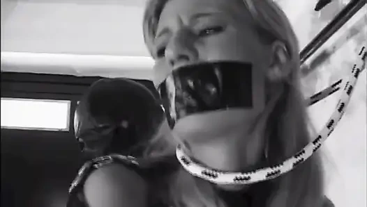 Bağlaması, şaplak atıp sikişmesi gereken sarışın bir sürtük