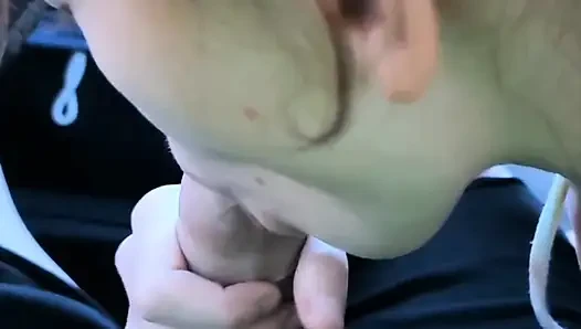 Sürtük genç eski kız arkadaş arabada kalın yarağı gırtlağına kadar alıyor!