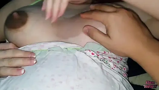 Üvey kız kardeşim elbisesini çekmeme ve sevimli amcığını görmeme izin veriyor