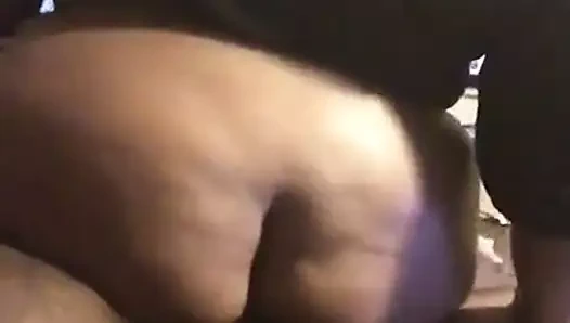 İri güzel kadın sikimi götten alıyor