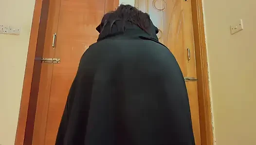 Büyük sarkık şişman göğüsler ve büyük götlü Arap ateşli teyze kocası pazara gittiğinde komşusundan sikişmek istiyor!