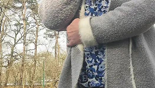 Dışarıda sigaranın tadını çıkarıyor