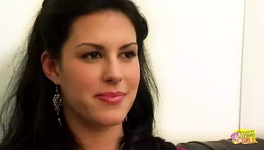 Bu inanılmaz azgın hatunların bildikleri ve sevdikleri şey büyük bir lezbiyen üçlü seks