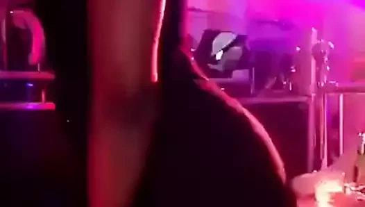 Siyah çapa senin için poposunu sallıyor