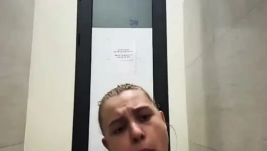 Popüler tiktok kızı herkesin içinde çok fışkırtıyor