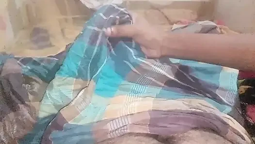 Yatak odasındaki kız arkadaşının mastürbasyonuyla gerçek video