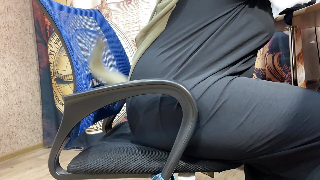 Genç Mısırlı genç külotta kedi parmaklıyor