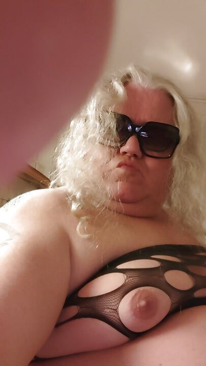 ŞIŞMAN GÖTLÜ TRAVESTI MUTFAKTA MASTÜRBASYON YAPıYOR