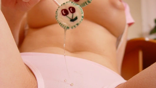 Pembe lolipoplarla mastürbasyon yapmak
