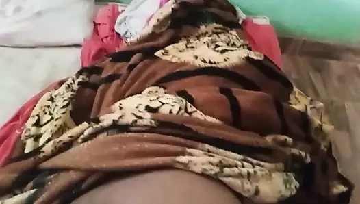 Üvey annem neredeyse beni üvey kız kardeşimi büyük götüyle sikerken yakalıyor