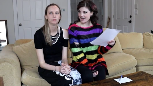 İki azgın kızla oturma odasında bir Böceği striptiz oyunu