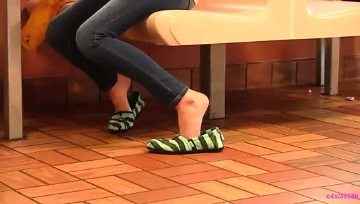 Chasity, yalınayak restoranın tam videosunu ayakkabıyla oynuyor