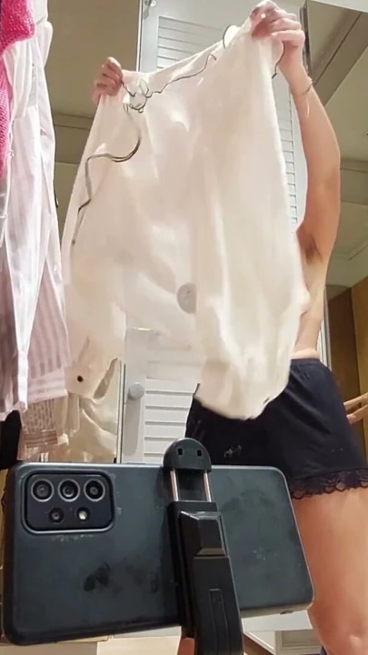 Sıcak amatör eş soyunma odasında kıyafetler deniyor. Seksi latin kıllı kedi, büyük göğüsler, büyük göt, büyük meme uçları. | Klip 2