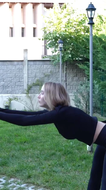 Трахни меня тихо! Спортивная горячая тинка жестко трахает соседского мужика на заднем дворе ее дома!