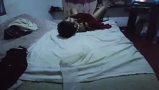 Üvey annemin kendine dokunuyor olduğunu gördüm ve içine girdim