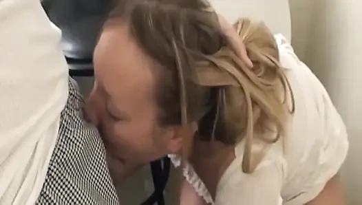 Olgun sarışın orta yaşlı seksi kadın banyoda büyük yarağı gırtlağına kadar alıyor