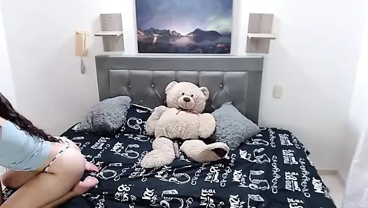 Kız arkadaşım mastürbasyon yapıyor ve bana ateşli video gönderiyor.